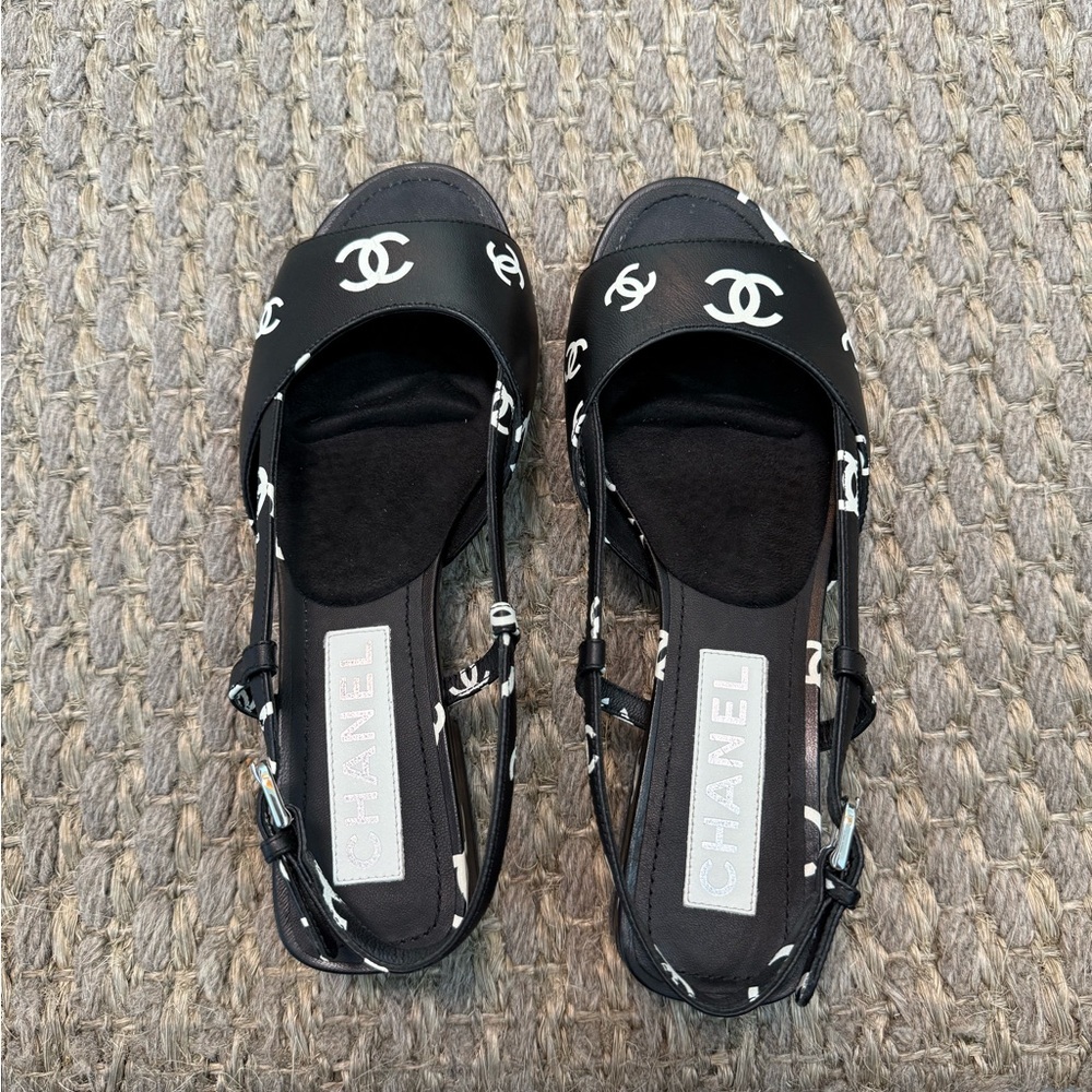 CHANEL Black and white Leather Sandals